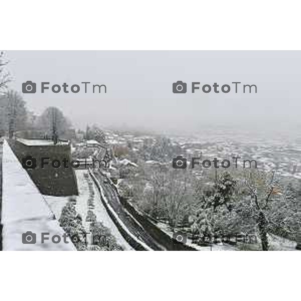 Tiziano Manzoni/LaPresse 21-11- 2025 Italia Cronaca Bergamo Bergamo Nevicata in città Novembre 2025