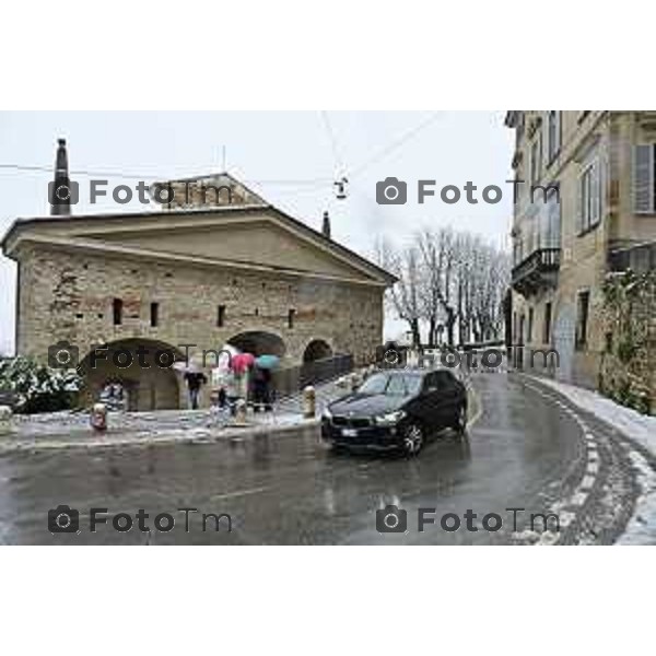 Tiziano Manzoni/LaPresse 21-11- 2025 Italia Cronaca Bergamo Bergamo Nevicata in città Novembre 2025
