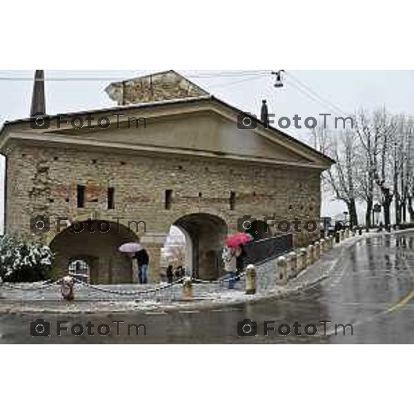 Tiziano Manzoni/LaPresse 21-11- 2025 Italia Cronaca Bergamo Bergamo Nevicata in città Novembre 2025