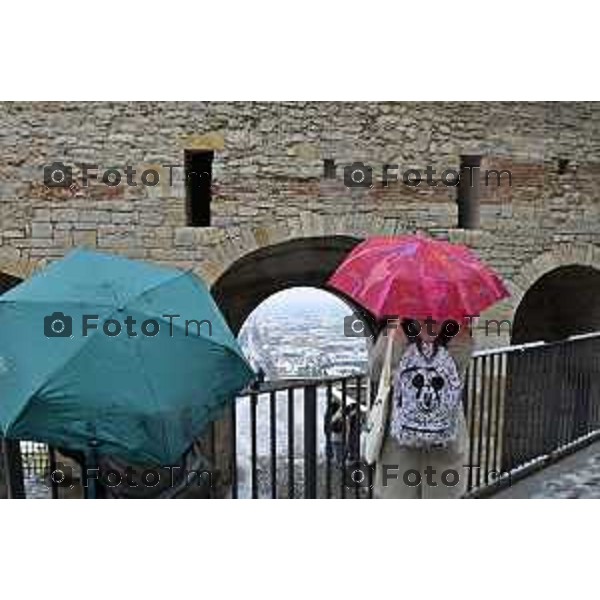 Tiziano Manzoni/LaPresse 21-11- 2025 Italia Cronaca Bergamo Bergamo Nevicata in città Novembre 2025