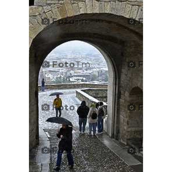 Tiziano Manzoni/LaPresse 21-11- 2025 Italia Cronaca Bergamo Bergamo Nevicata in città Novembre 2025