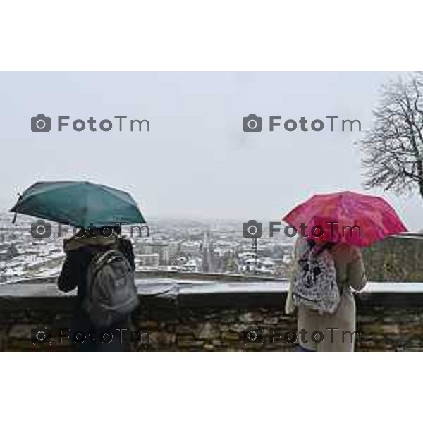 Tiziano Manzoni/LaPresse 21-11- 2025 Italia Cronaca Bergamo Bergamo Nevicata in città Novembre 2025