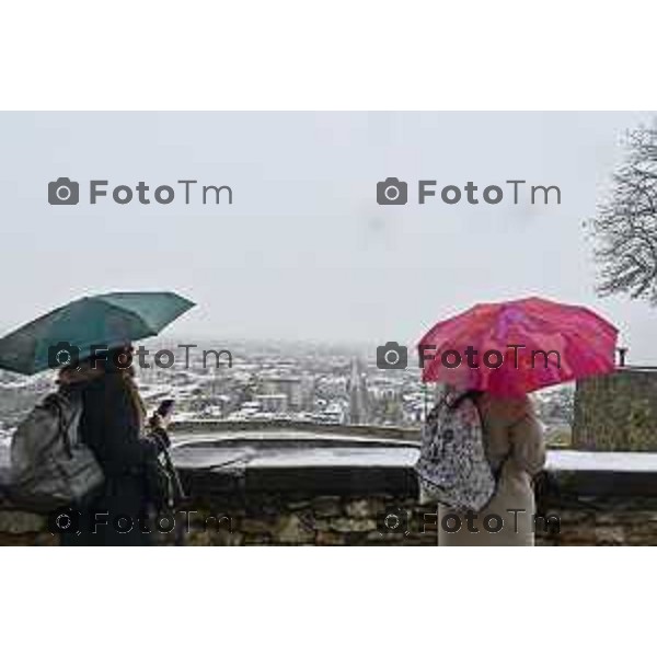 Tiziano Manzoni/LaPresse 21-11- 2025 Italia Cronaca Bergamo Bergamo Nevicata in città Novembre 2025