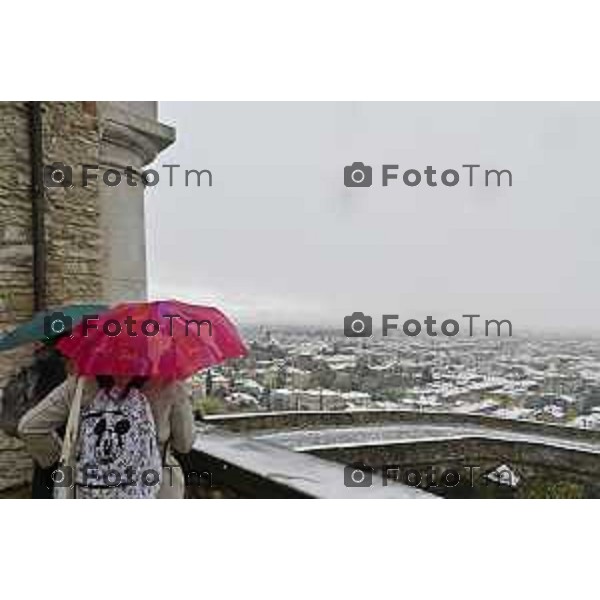 Tiziano Manzoni/LaPresse 21-11- 2025 Italia Cronaca Bergamo Bergamo Nevicata in città Novembre 2025