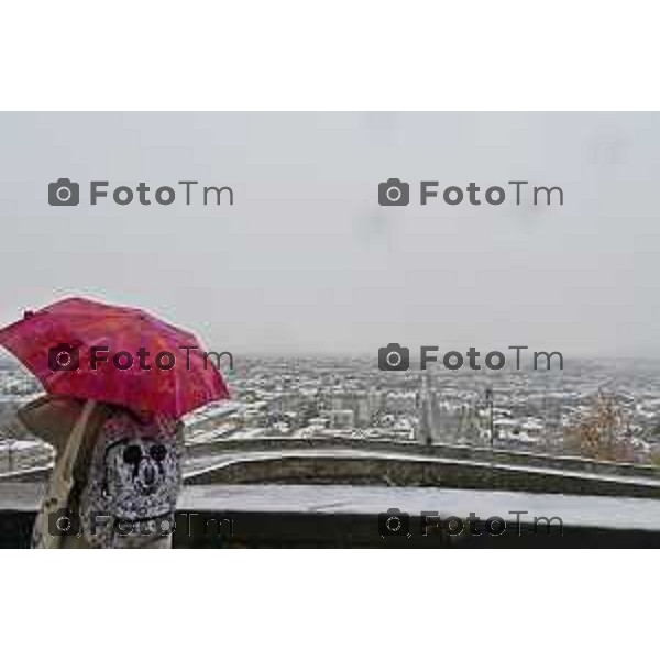 Tiziano Manzoni/LaPresse 21-11- 2025 Italia Cronaca Bergamo Bergamo Nevicata in città Novembre 2025