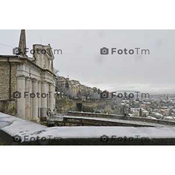 Tiziano Manzoni/LaPresse 21-11- 2025 Italia Cronaca Bergamo Bergamo Nevicata in città Novembre 2025