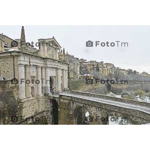 Tiziano Manzoni/LaPresse 21-11- 2025 Italia Cronaca Bergamo Bergamo Nevicata in città Novembre 2025