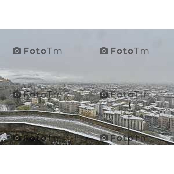Tiziano Manzoni/LaPresse 21-11- 2025 Italia Cronaca Bergamo Bergamo Nevicata in città Novembre 2025