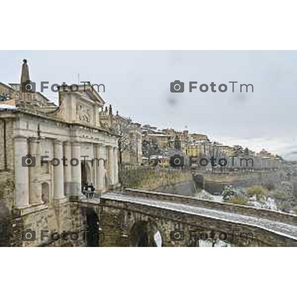 Tiziano Manzoni/LaPresse 21-11- 2025 Italia Cronaca Bergamo Bergamo Nevicata in città Novembre 2025