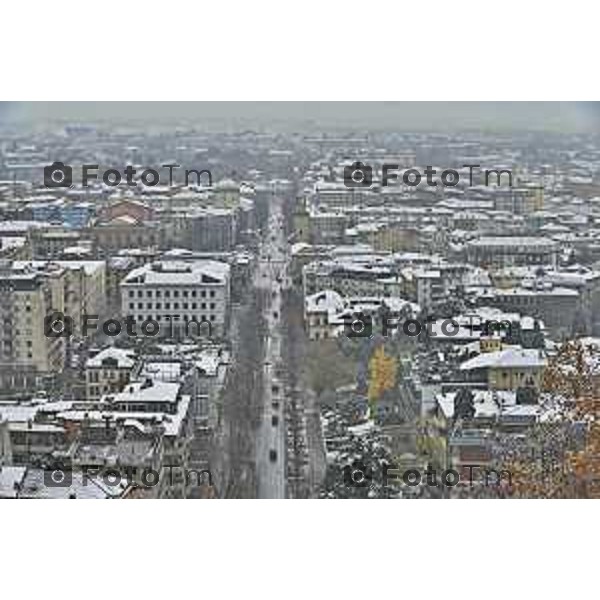 Tiziano Manzoni/LaPresse 21-11- 2025 Italia Cronaca Bergamo Bergamo Nevicata in città Novembre 2025