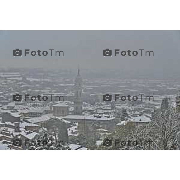 Tiziano Manzoni/LaPresse 21-11- 2025 Italia Cronaca Bergamo Bergamo Nevicata in città Novembre 2025