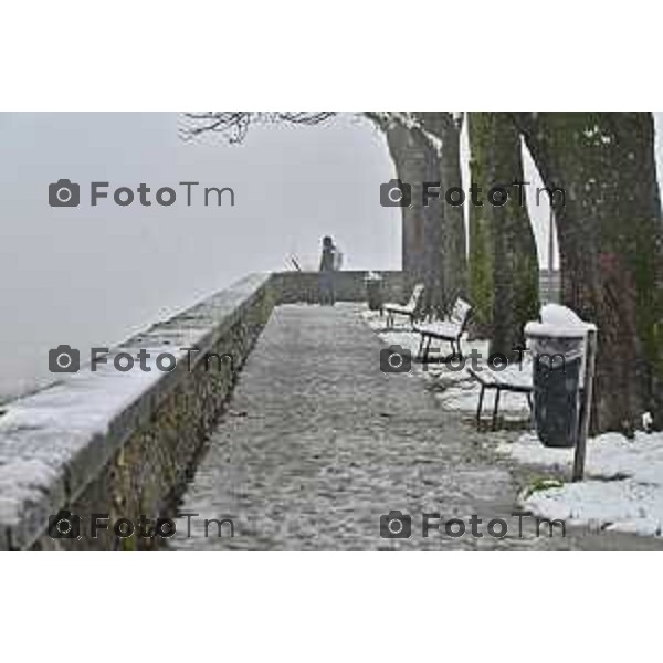 Tiziano Manzoni/LaPresse 21-11- 2025 Italia Cronaca Bergamo Bergamo Nevicata in città Novembre 2025