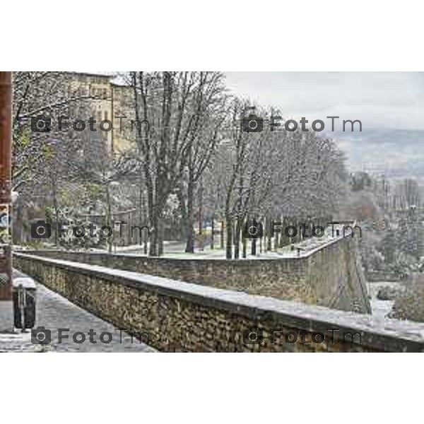 Tiziano Manzoni/LaPresse 21-11- 2025 Italia Cronaca Bergamo Bergamo Nevicata in città Novembre 2025