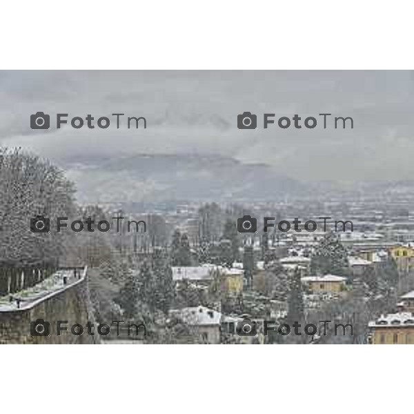 Tiziano Manzoni/LaPresse 21-11- 2025 Italia Cronaca Bergamo Bergamo Nevicata in città Novembre 2025