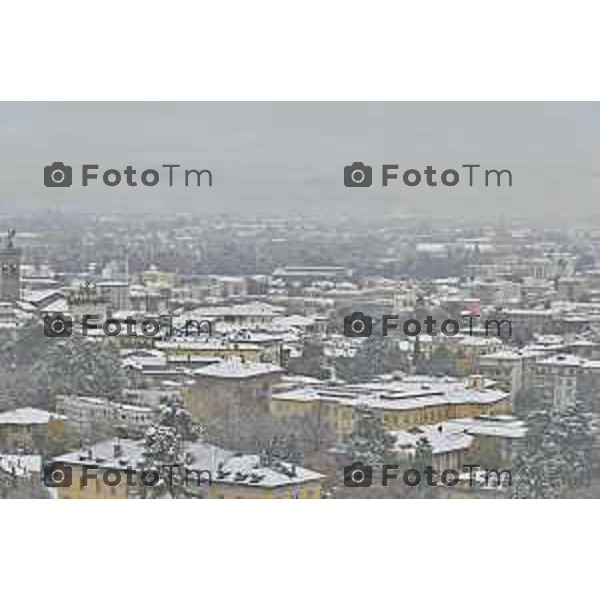 Tiziano Manzoni/LaPresse 21-11- 2025 Italia Cronaca Bergamo Bergamo Nevicata in città Novembre 2025