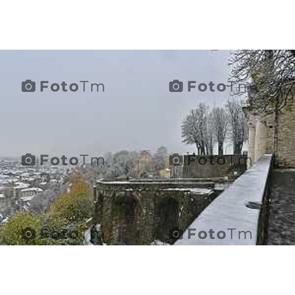 Tiziano Manzoni/LaPresse 21-11- 2025 Italia Cronaca Bergamo Bergamo Nevicata in città Novembre 2025