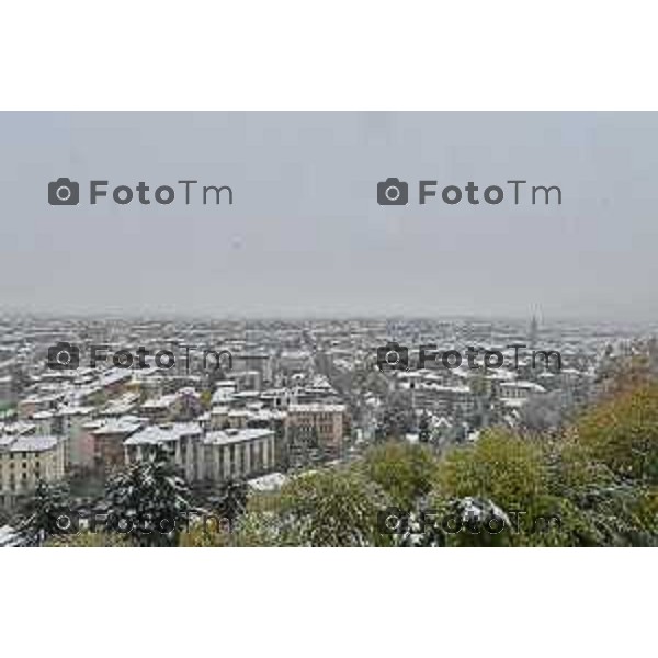 Tiziano Manzoni/LaPresse 21-11- 2025 Italia Cronaca Bergamo Bergamo Nevicata in città Novembre 2025