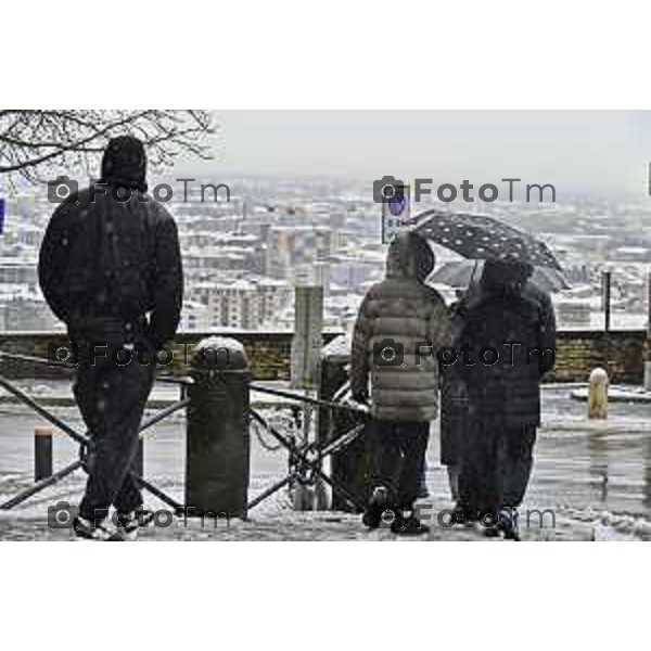 Tiziano Manzoni/LaPresse 21-11- 2025 Italia Cronaca Bergamo Bergamo Nevicata in città Novembre 2025