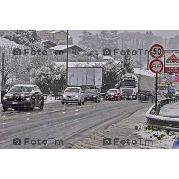 Tiziano Manzoni/LaPresse 21-11- 2025 Italia Cronaca Bergamo Bergamo Nevicata in città Novembre 2025