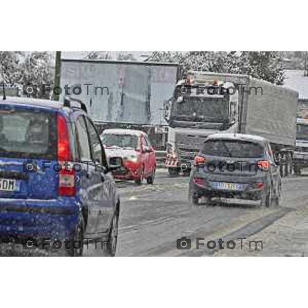 Tiziano Manzoni/LaPresse 21-11- 2025 Italia Cronaca Bergamo Bergamo Nevicata in città Novembre 2025