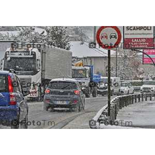 Tiziano Manzoni/LaPresse 21-11- 2025 Italia Cronaca Bergamo Bergamo Nevicata in città Novembre 2025