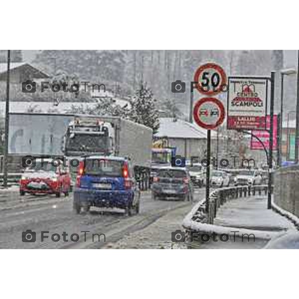 Tiziano Manzoni/LaPresse 21-11- 2025 Italia Cronaca Bergamo Bergamo Nevicata in città Novembre 2025