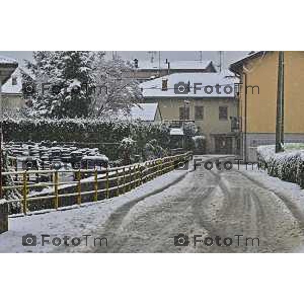Tiziano Manzoni/LaPresse 21-11- 2025 Italia Cronaca Bergamo Bergamo Nevicata in città Novembre 2025