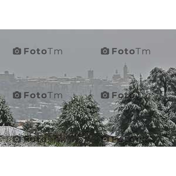 Tiziano Manzoni/LaPresse 21-11- 2025 Italia Cronaca Bergamo Bergamo Nevicata in città Novembre 2025