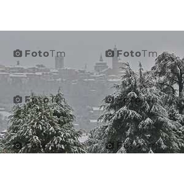 Tiziano Manzoni/LaPresse 21-11- 2025 Italia Cronaca Bergamo Bergamo Nevicata in città Novembre 2025