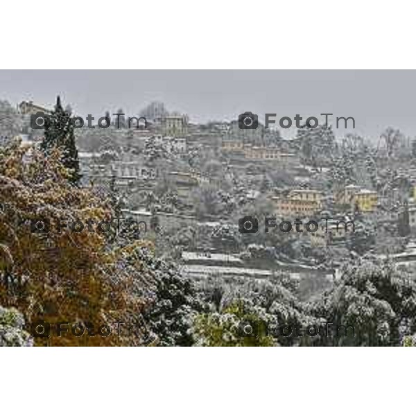 Tiziano Manzoni/LaPresse 21-11- 2025 Italia Cronaca Bergamo Bergamo Nevicata in città Novembre 2025