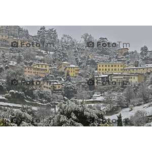 Tiziano Manzoni/LaPresse 21-11- 2025 Italia Cronaca Bergamo Bergamo Nevicata in città Novembre 2025