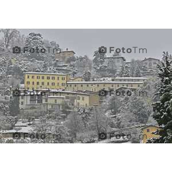 Tiziano Manzoni/LaPresse 21-11- 2025 Italia Cronaca Bergamo Bergamo Nevicata in città Novembre 2025