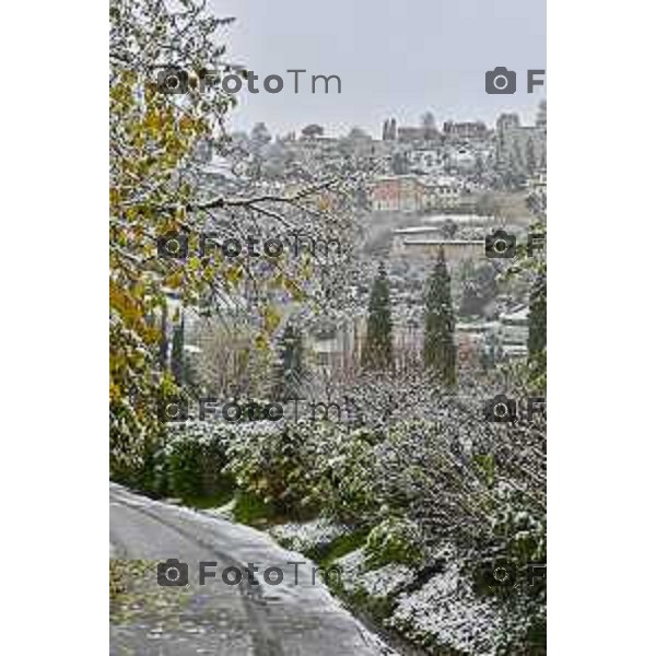 Tiziano Manzoni/LaPresse 21-11- 2025 Italia Cronaca Bergamo Bergamo Nevicata in città Novembre 2025