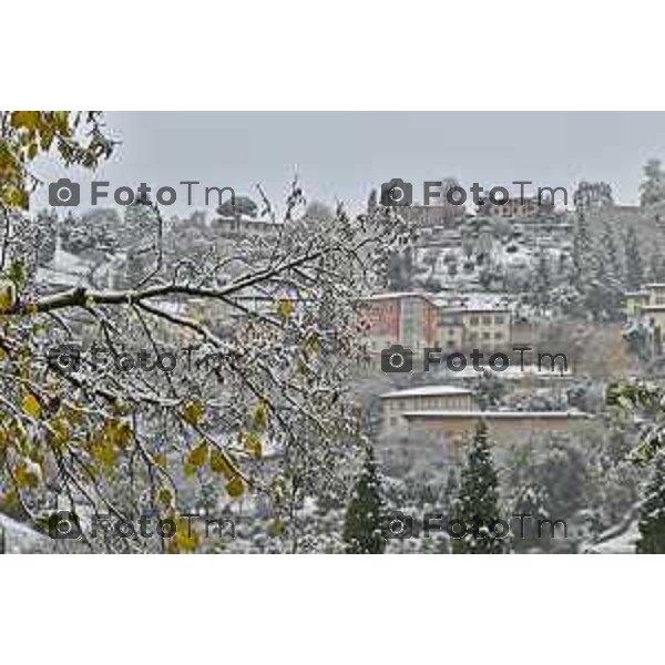 Tiziano Manzoni/LaPresse 21-11- 2025 Italia Cronaca Bergamo Bergamo Nevicata in città Novembre 2025