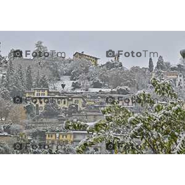 Tiziano Manzoni/LaPresse 21-11- 2025 Italia Cronaca Bergamo Bergamo Nevicata in città Novembre 2025