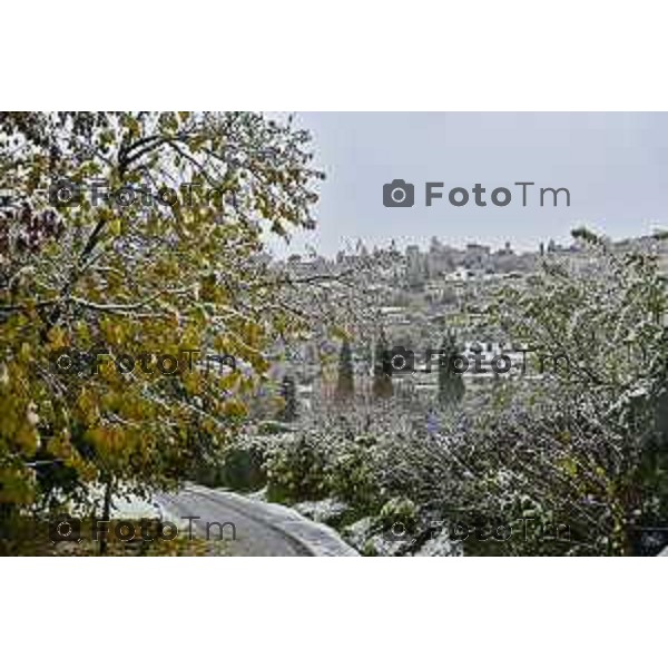 Tiziano Manzoni/LaPresse 21-11- 2025 Italia Cronaca Bergamo Bergamo Nevicata in città Novembre 2025