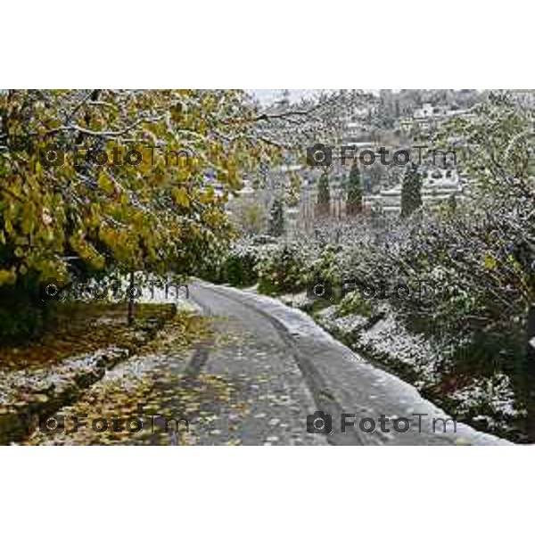 Tiziano Manzoni/LaPresse 21-11- 2025 Italia Cronaca Bergamo Bergamo Nevicata in città Novembre 2025