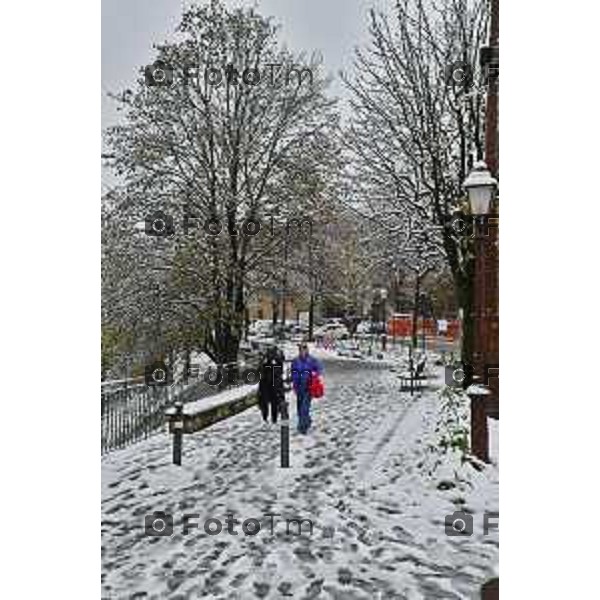Tiziano Manzoni/LaPresse 21-11- 2025 Italia Cronaca Bergamo Bergamo Nevicata in città Novembre 2025