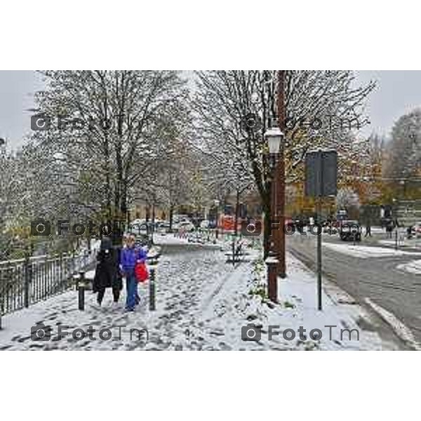 Tiziano Manzoni/LaPresse 21-11- 2025 Italia Cronaca Bergamo Bergamo Nevicata in città Novembre 2025