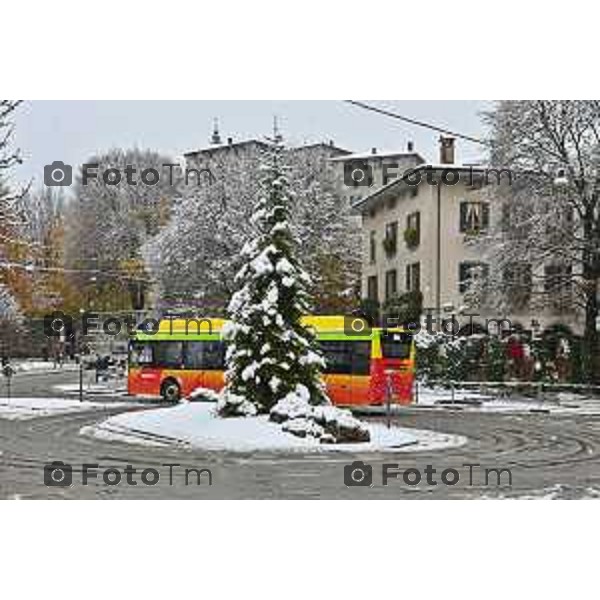 Tiziano Manzoni/LaPresse 21-11- 2025 Italia Cronaca Bergamo Bergamo Nevicata in città Novembre 2025