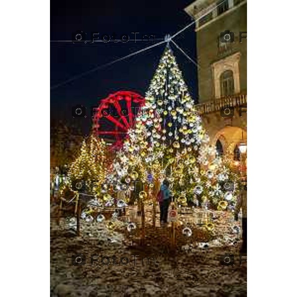 Cronaca, Bergamo 21 Novembre 2025 - Presentazione Installazioni Christmas Design 2025 intervengono Sergio Gandi, vicesindaco di Bergamo, assessore alla cultura e al commercio; Nicola Viscardi, presidente DUC (Distretto Urbano del Commercio di Bergamo); Maurizio Vegini, ideatore e direttore artistico di Christmas Design; modera, Gaetano Zoccali, Head of Content della mostra Christmas Design.