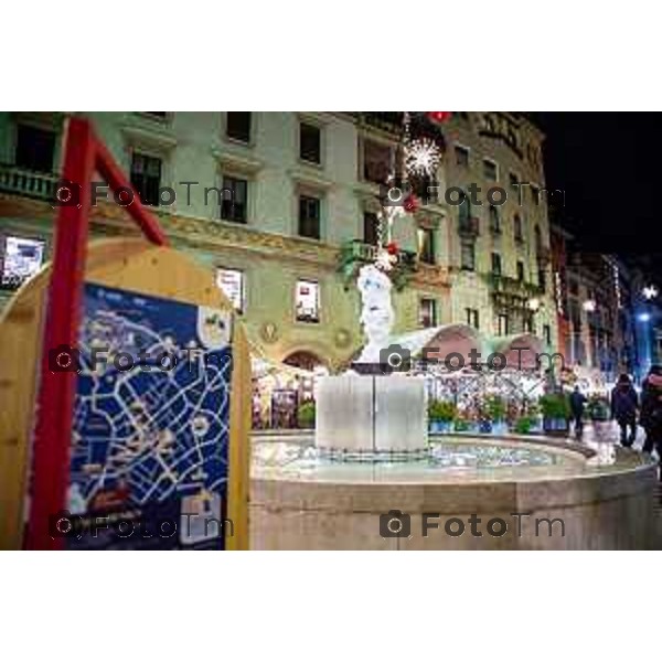 Cronaca, Bergamo 21 Novembre 2025 - Presentazione Installazioni Christmas Design 2025 intervengono Sergio Gandi, vicesindaco di Bergamo, assessore alla cultura e al commercio; Nicola Viscardi, presidente DUC (Distretto Urbano del Commercio di Bergamo); Maurizio Vegini, ideatore e direttore artistico di Christmas Design; modera, Gaetano Zoccali, Head of Content della mostra Christmas Design.