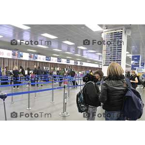 Tiziano Manzoni/LaPresse 25-11- 2025 Italia Cronaca aereoporto Orio Al Serio sala check-in da 4300 metri quadrati al pianterreno – dotata di sessantaquattro postazioni