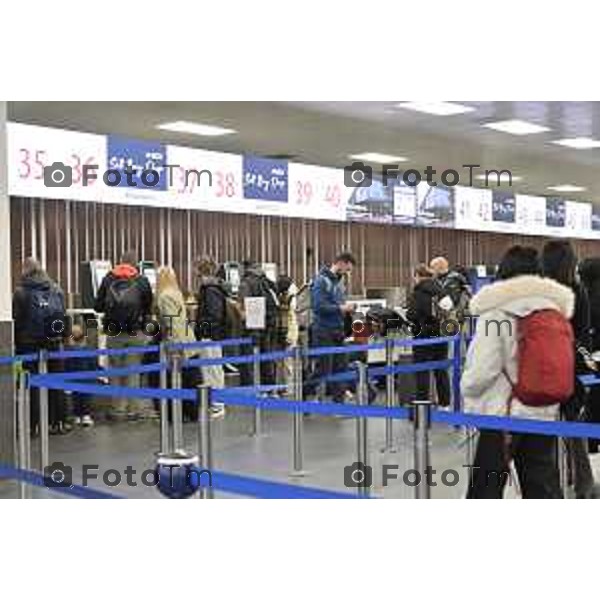 Tiziano Manzoni/LaPresse 25-11- 2025 Italia Cronaca aereoporto Orio Al Serio sala check-in da 4300 metri quadrati al pianterreno – dotata di sessantaquattro postazioni