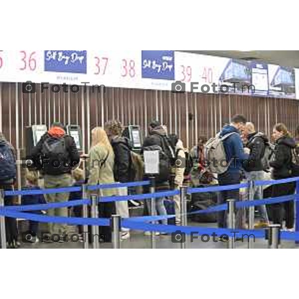 Tiziano Manzoni/LaPresse 25-11- 2025 Italia Cronaca aereoporto Orio Al Serio sala check-in da 4300 metri quadrati al pianterreno – dotata di sessantaquattro postazioni