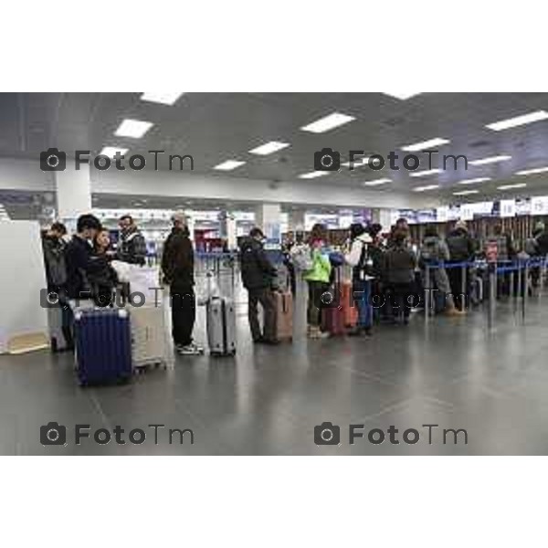 Tiziano Manzoni/LaPresse 25-11- 2025 Italia Cronaca aereoporto Orio Al Serio sala check-in da 4300 metri quadrati al pianterreno – dotata di sessantaquattro postazioni