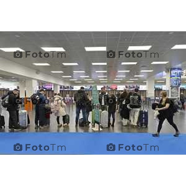 Tiziano Manzoni/LaPresse 25-11- 2025 Italia Cronaca aereoporto Orio Al Serio sala check-in da 4300 metri quadrati al pianterreno – dotata di sessantaquattro postazioni