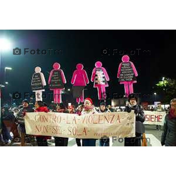 25.11.2025 - Cronaca, Bergamo Corteo Contro La Violenza di Genere partecipano Elena Carnevali, Romina Russo, Marzia Marchesi, Matteo Rossi, Gabriele Giudici, CGIL, USB