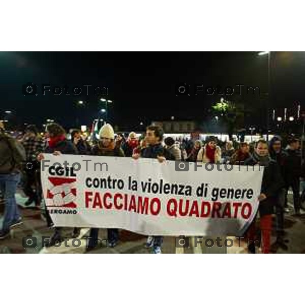 25.11.2025 - Cronaca, Bergamo Corteo Contro La Violenza di Genere partecipano Elena Carnevali, Romina Russo, Marzia Marchesi, Matteo Rossi, Gabriele Giudici, CGIL, USB