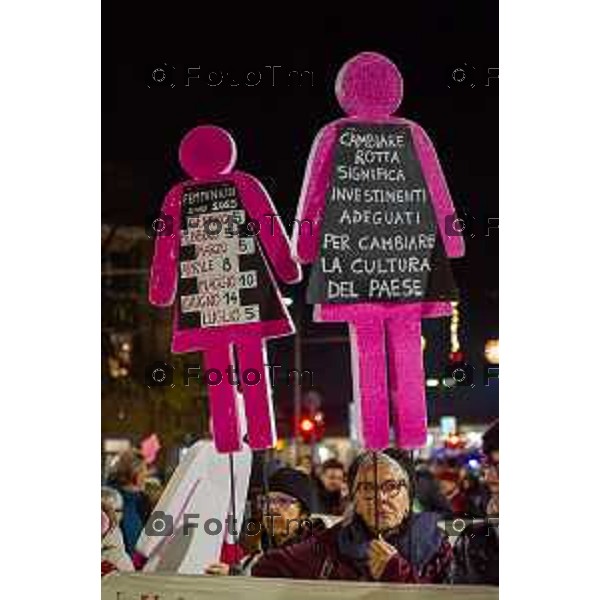 25.11.2025 - Cronaca, Bergamo Corteo Contro La Violenza di Genere partecipano Elena Carnevali, Romina Russo, Marzia Marchesi, Matteo Rossi, Gabriele Giudici, CGIL, USB